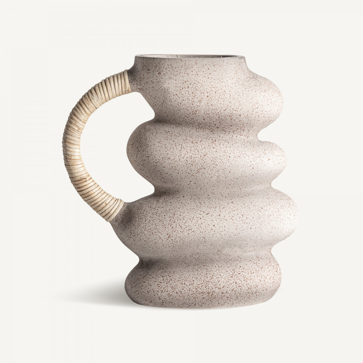 El jarrón en resina Geko presenta un diseño texturizado y ondulado con un cuerpo ancho y bulboso y un asa envuelta en hilo, inspirado en el estilo art déco, sobre un fondo claro y liso.