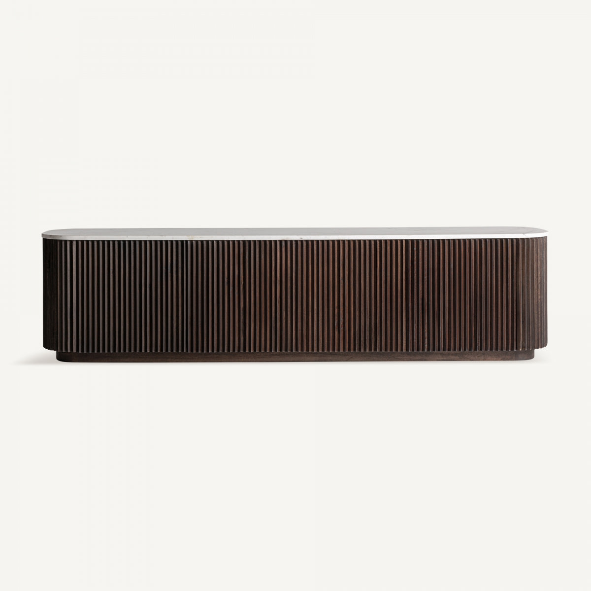 El Mueble TV de madera de mango y mármol Cenves es un aparador moderno y largo de madera de mango. Presenta ranuras verticales y una superficie lisa sobre un fondo blanco liso, con líneas elegantes de inspiración art déco, ideal para cualquier espacio contemporáneo.