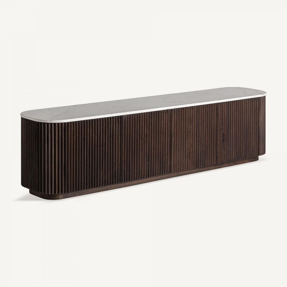 El mueble TV en madera de mango y mármol Cenves es un aparador largo y oscuro de madera con ranuras verticales y una tapa de mármol claro, que muestra elementos de diseño art déco sobre un fondo simple.