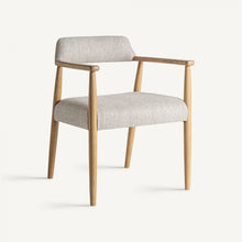  La silla de comedor en madera de fresno Staple es una silla moderna de mediados de siglo con tapizado gris claro, marco de madera, patas rectas y apoyabrazos, que se combina a la perfección con cualquier decoración.