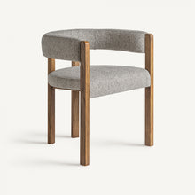  La silla de comedor en madera de fresno Wizerne es una silla moderna con respaldo curvo tapizado y asiento de tela gris, complementado con cuatro patas de madera para un diseño de comedor rústico.