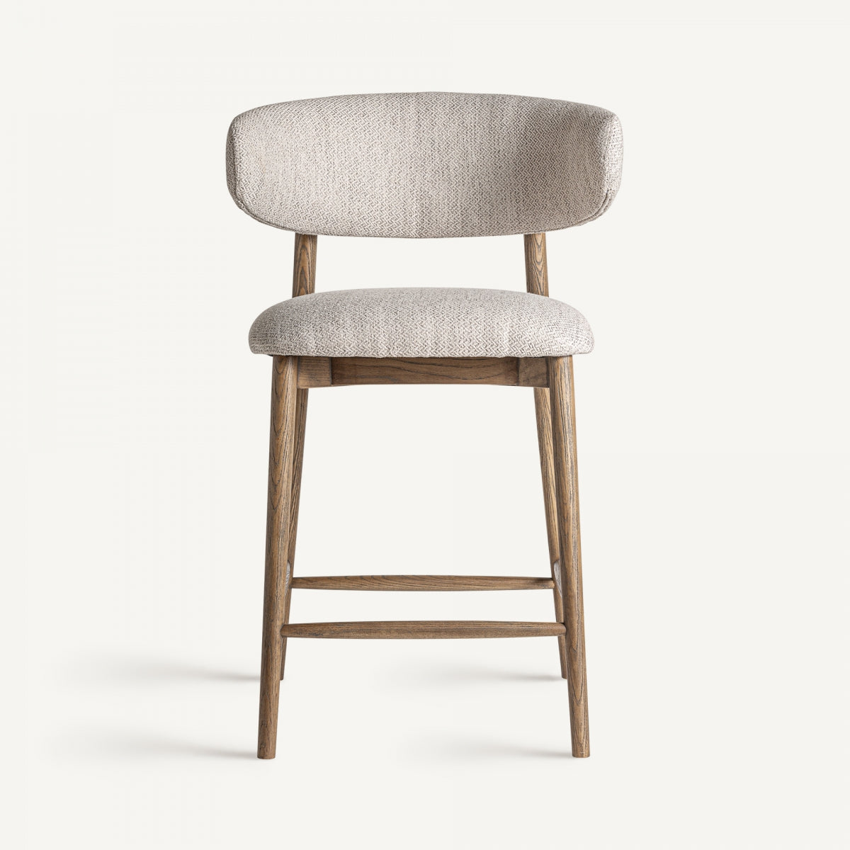 El "Taburete alto tapizado y madera de fresno Laires", que presenta un respaldo y un asiento acolchados de color gris claro en un diseño colonial, está ubicado sobre un fondo blanco liso.