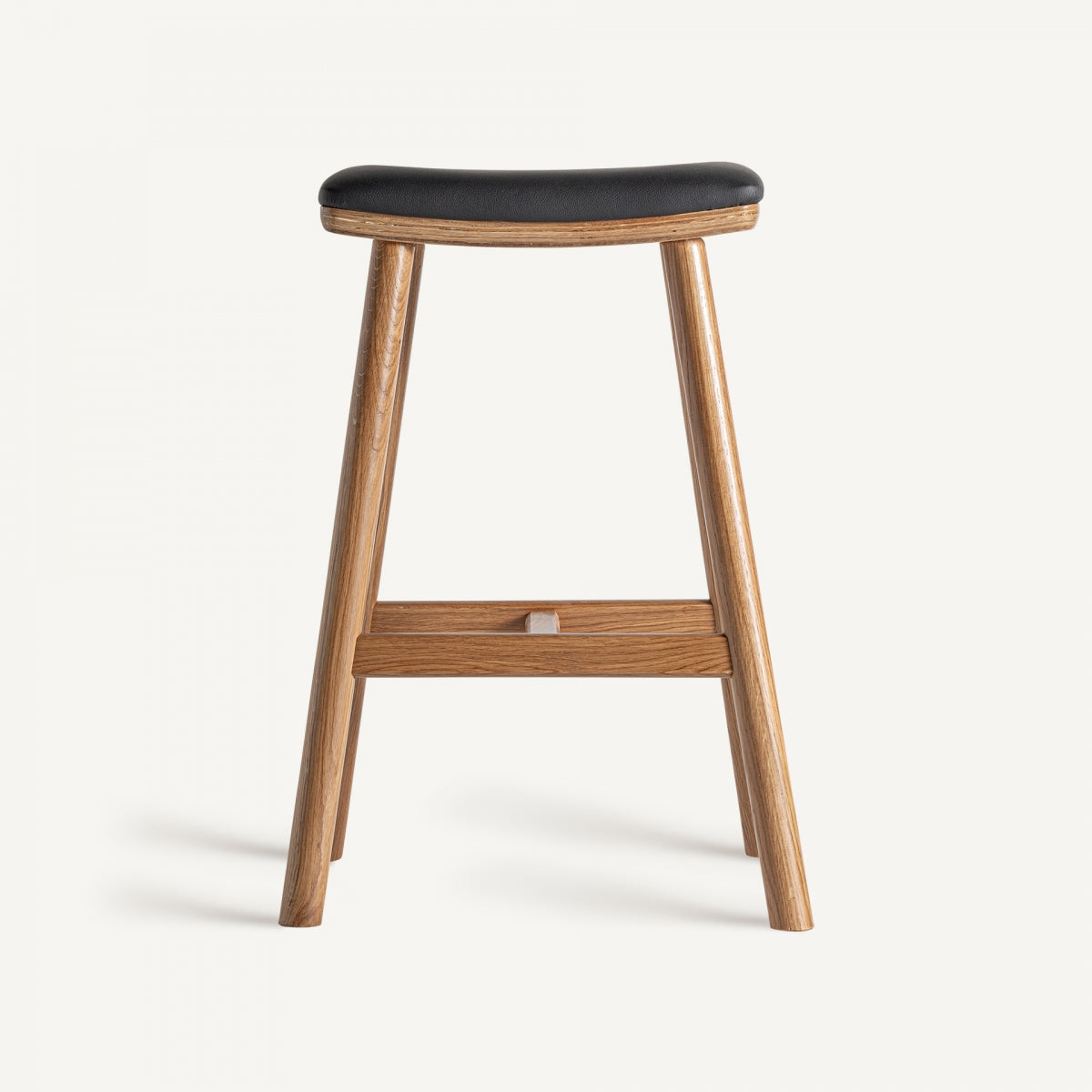 El Taburete alto Marciac de 68 cm de roble y polipiel irradia elegancia vintage con su diseño sencillo, elaborado con resistente madera de roble. Cuenta con un asiento acolchado negro y patas inclinadas unidas por un robusto travesaño.
