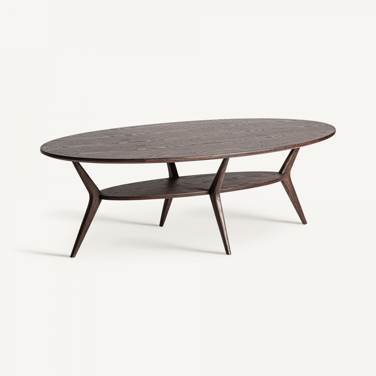 Añade un toque de Art Deco a tu hogar con la Mesa de Centro en Fresno Terborg: una exquisita pieza ovalada de madera con estante inferior y elegantes patas anguladas.