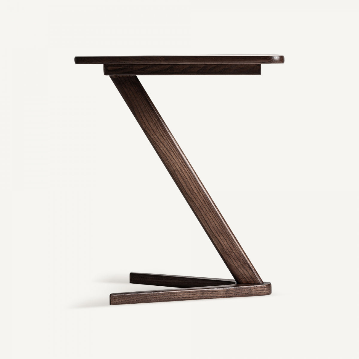 La mesa auxiliar Aitrach presenta un moderno diseño en forma de Z con superficies planas conectadas en diagonal, elaborada con elegante madera de fresno en estilo Art Deco.