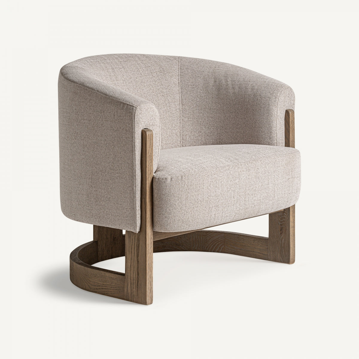 Descubra el Sillón Leutasch, una silla redonda tapizada en beige con patas de madera, respaldo curvo y reposabrazos. Combina a la perfección el diseño artesanal con el estilo colonial, creando una pieza atemporal para su espacio.