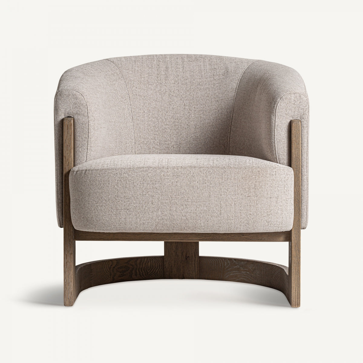 Sillón en madera de fresno Leutasch tapizado en color beige con respaldo curvado y estructura de madera, mostrando su diseño artesanal sobre un fondo liso.