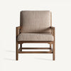 El sillón Romarand de madera de mango y mimbre con rayas beige luce una elegancia clásica con asientos y respaldo acolchados. El sillón de madera, sobre un fondo blanco, también presenta delicados detalles de mimbre que realzan su encanto atemporal.