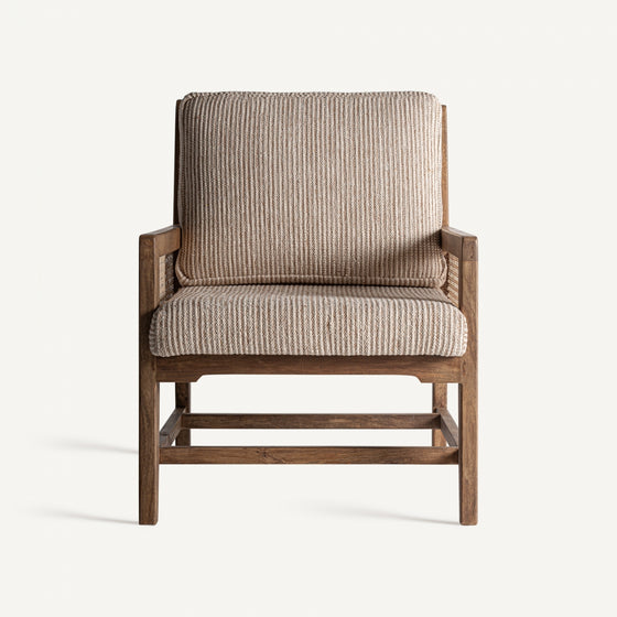 El sillón Romarand de madera de mango y mimbre con rayas beige luce una elegancia clásica con asientos y respaldo acolchados. El sillón de madera, sobre un fondo blanco, también presenta delicados detalles de mimbre que realzan su encanto atemporal.