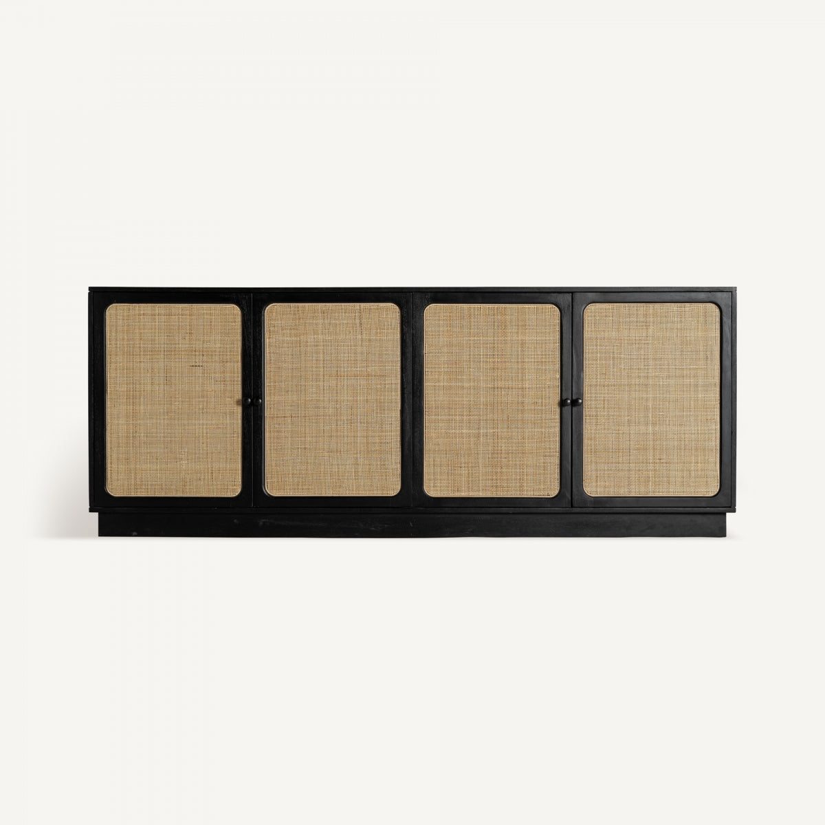 Aparador clásico en madera de mango Laissus (206x54 cm), rectangular y negro, con cuatro puertas de ratán tejido, sobre fondo blanco.