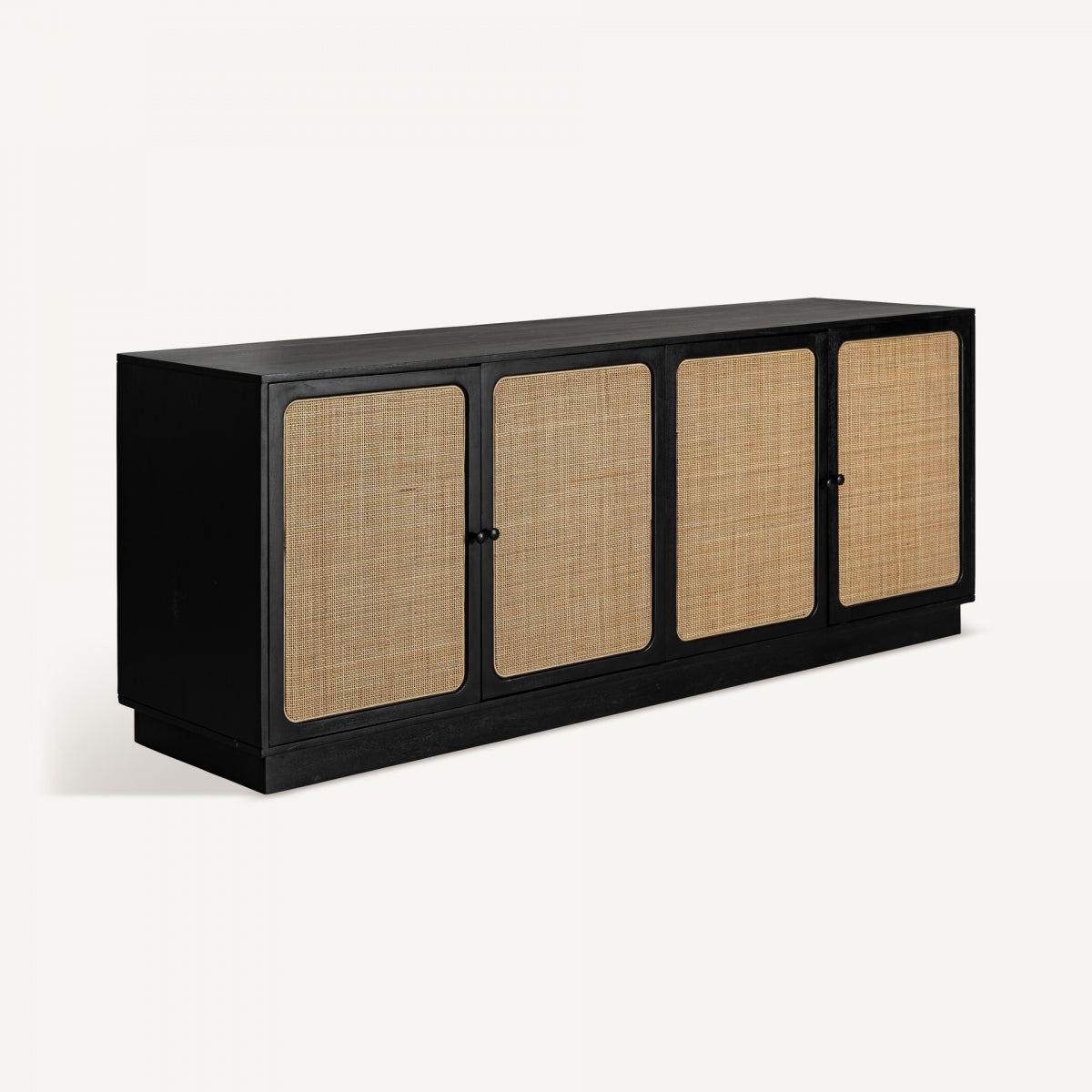 El aparador clásico en madera de mango Laissus (206x54 cm) presenta un diseño elegante, cuatro puertas con paneles de ratán tejido y acabado en negro, ideal para destacar sobre un fondo blanco.