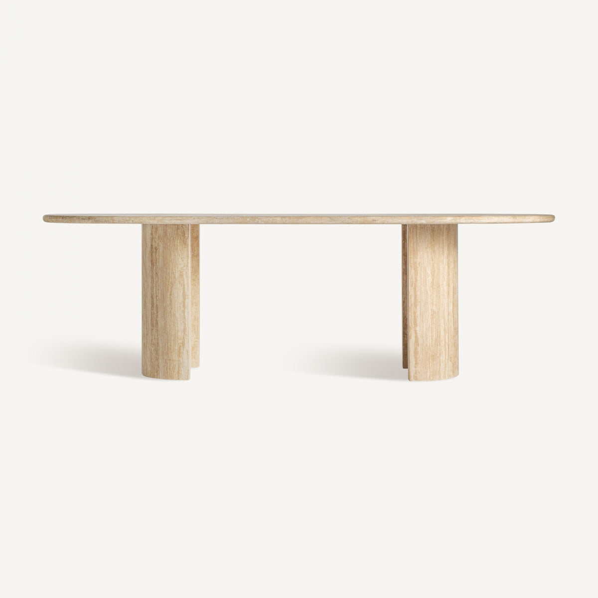 La mesa de comedor rectangular de travertino Thiennes es minimalista, con dos patas cilíndricas. Sobre un fondo blanco liso, evoca sutilmente una influencia art déco con su elegante simplicidad y formas refinadas.