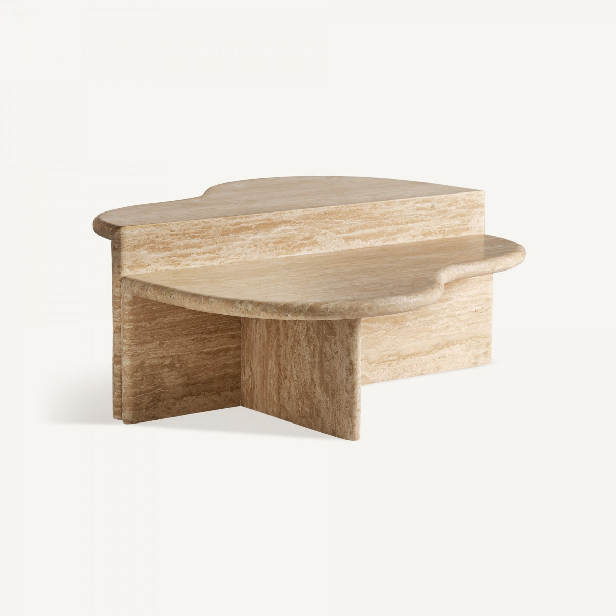 La Mesa de centro en travertino color marrón Thiennes presenta una parte superior en forma de nube y una base a juego, con un estilo art déco, todo sobre un fondo blanco liso.