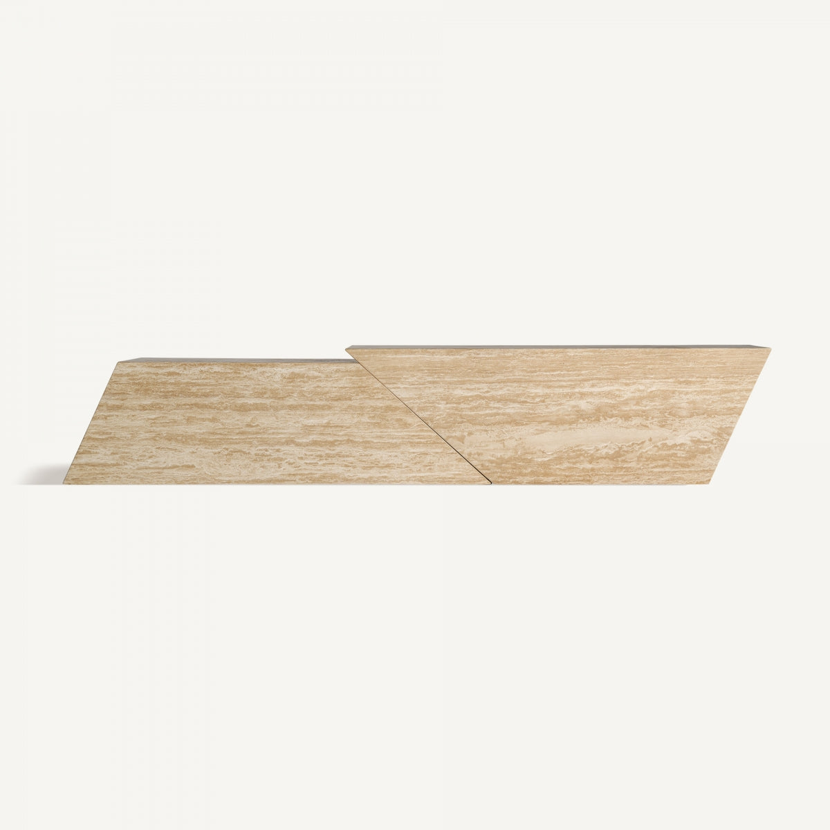 Dos tablones triangulares alargados con veta de madera marrón claro, que evocan el diseño art déco, alineados uno junto al otro sobre un fondo blanco liso. Producto: Mueble TV en travertino marrón claro Thiennes.