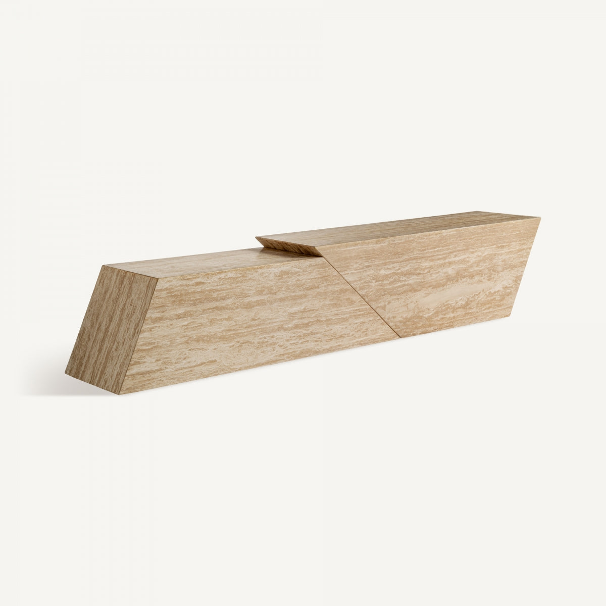 Un Mueble TV moderno y geométrico en travertino marrón claro Thiennes con ángulos asimétricos y una textura de madera clara que recuerda al diseño art déco.