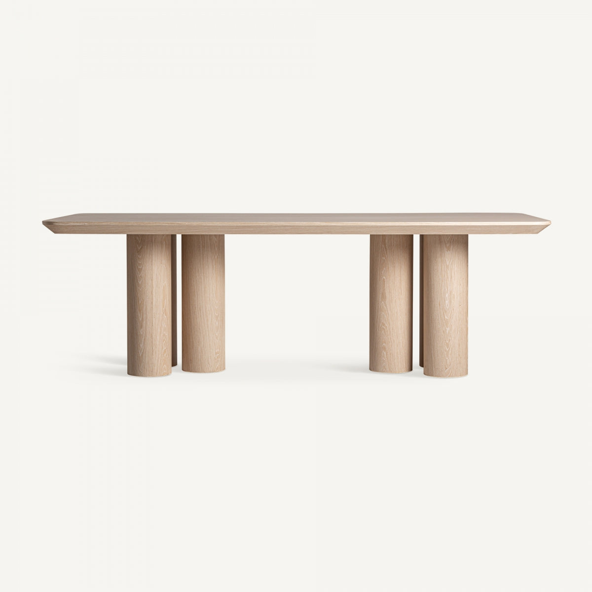 La mesa de comedor en chapa de roble Prayssac es una mesa rectangular de madera con un tablero plano y cuatro patas cilíndricas, que captura la elegancia del diseño Art Deco.