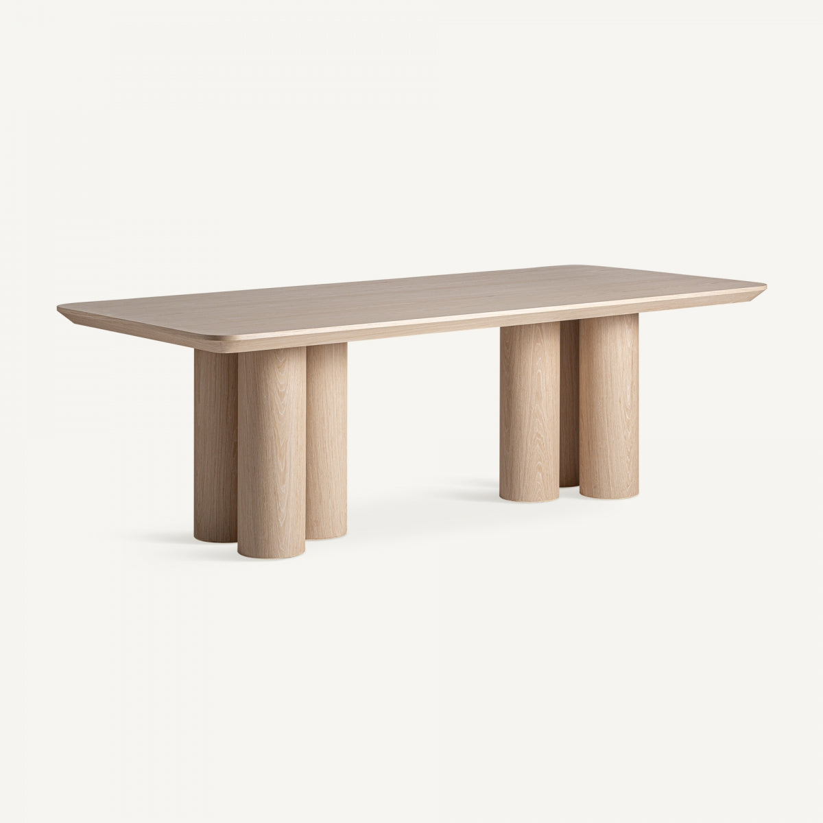 La mesa de comedor en chapa de roble Prayssac presenta un tablero de madera en un diseño rectangular con seis patas cilíndricas, que ofrece elegancia Art Deco sobre un fondo blanco liso.