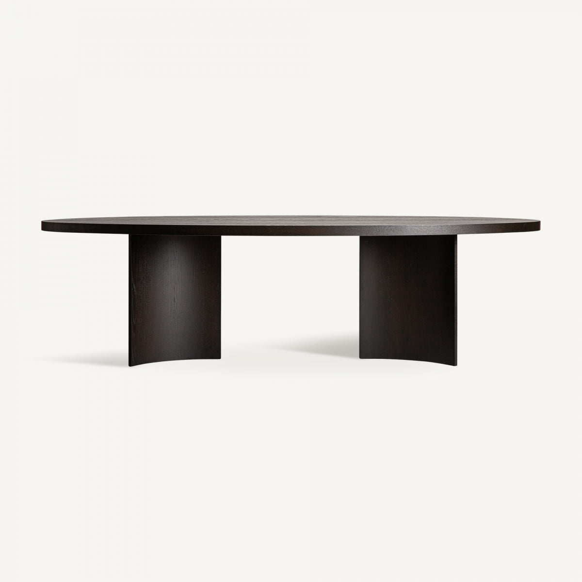 La mesa de comedor rectangular en chapa de roble Neuvic, una mesa ovalada de madera oscura bellamente elaborada con dos patas anchas y planas, se destaca elegantemente sobre un fondo blanco liso, personificando la elegancia del diseño art déco tanto en estilo como en funcionalidad.