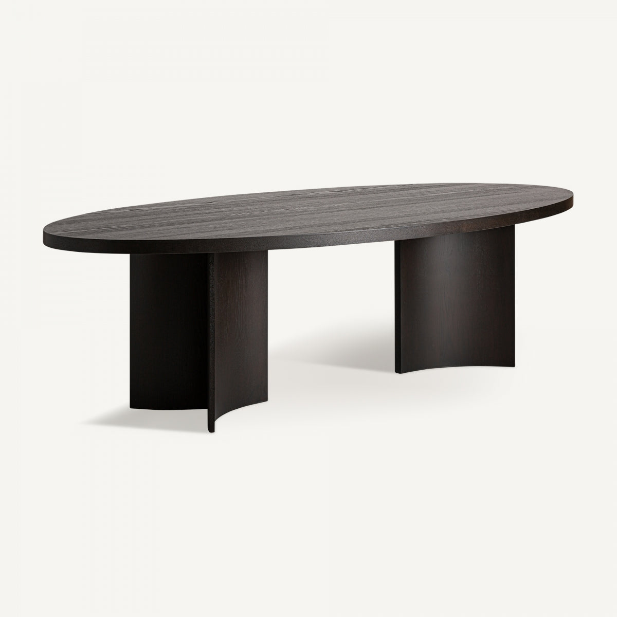 La mesa de comedor rectangular Neuvic chapada en roble presenta dos patas elegantemente curvadas en estilo art déco, sobre un fondo blanco liso.