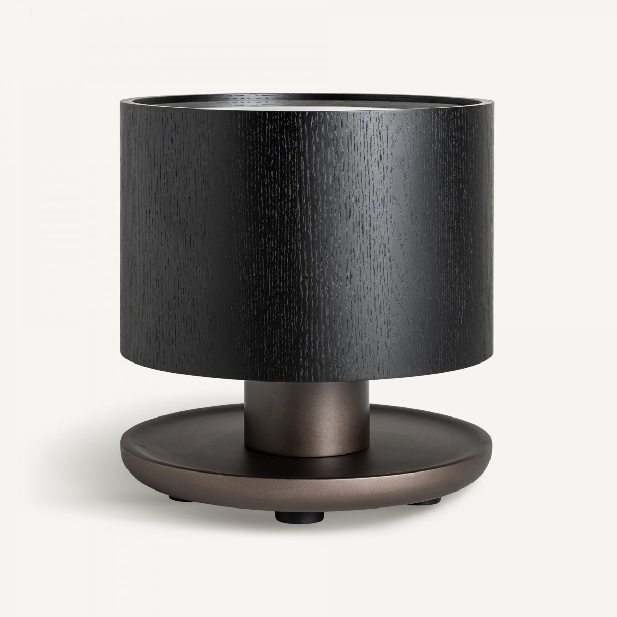 Una lámpara cilíndrica de madera negra con base ancha y diseño moderno realza cualquier espacio, complementando la mesa auxiliar cuadrada Breil S en roble y cerámica sobre un fondo liso.