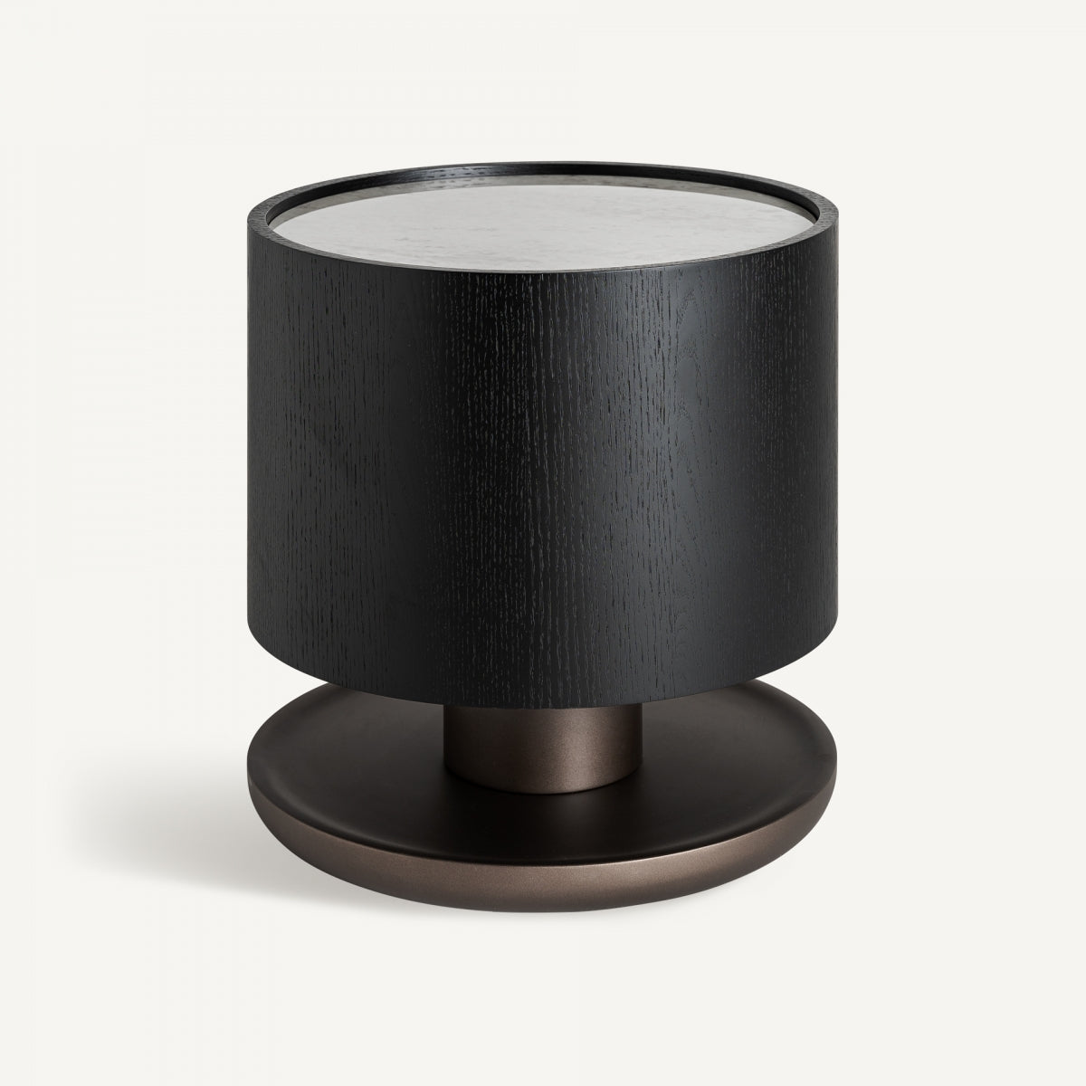 Una mesa auxiliar cuadrada de roble negro y cerámica con base sólida sobre un fondo blanco liso. La elegante mesa auxiliar cuadrada de roble y cerámica Breil S añade un toque de sofisticación a cualquier espacio.