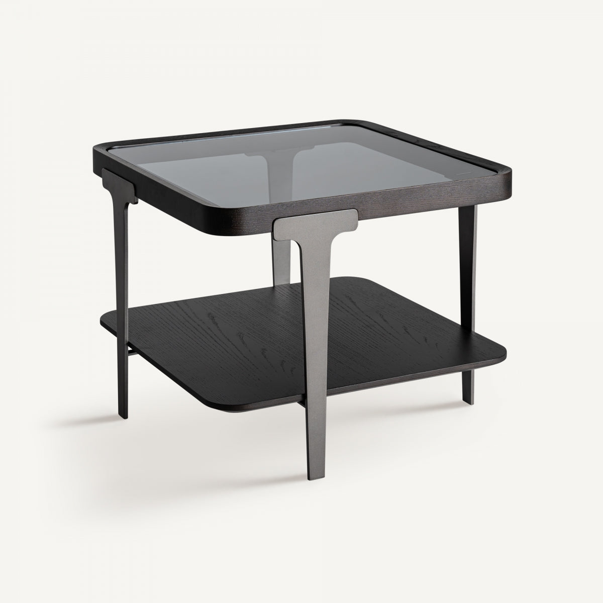 La Mesa auxiliar de madera y cristal Breil, haciéndose eco del diseño contemporáneo, presenta una tapa de cristal y un estante inferior de madera, ofreciendo una elegancia minimalista.