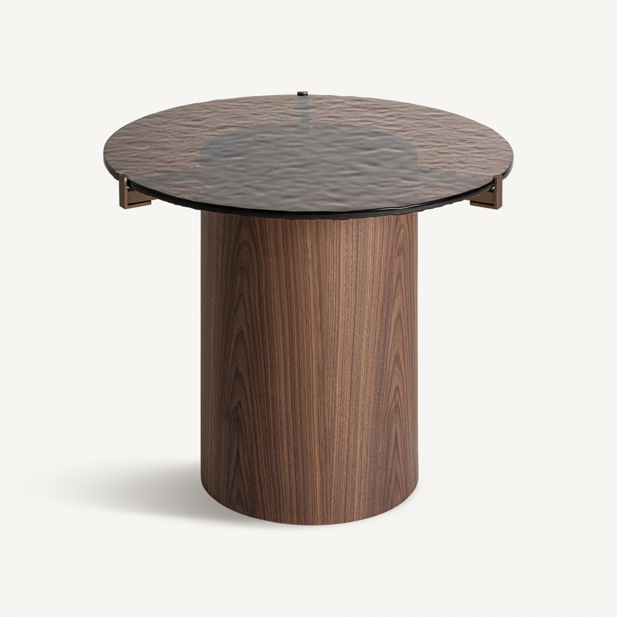 La mesa auxiliar en madera y cristal Giswil es una mesa de centro redonda que presenta un tablero de cristal ondulado y una base cilíndrica de madera, inspirada en el estilo Art Decó.