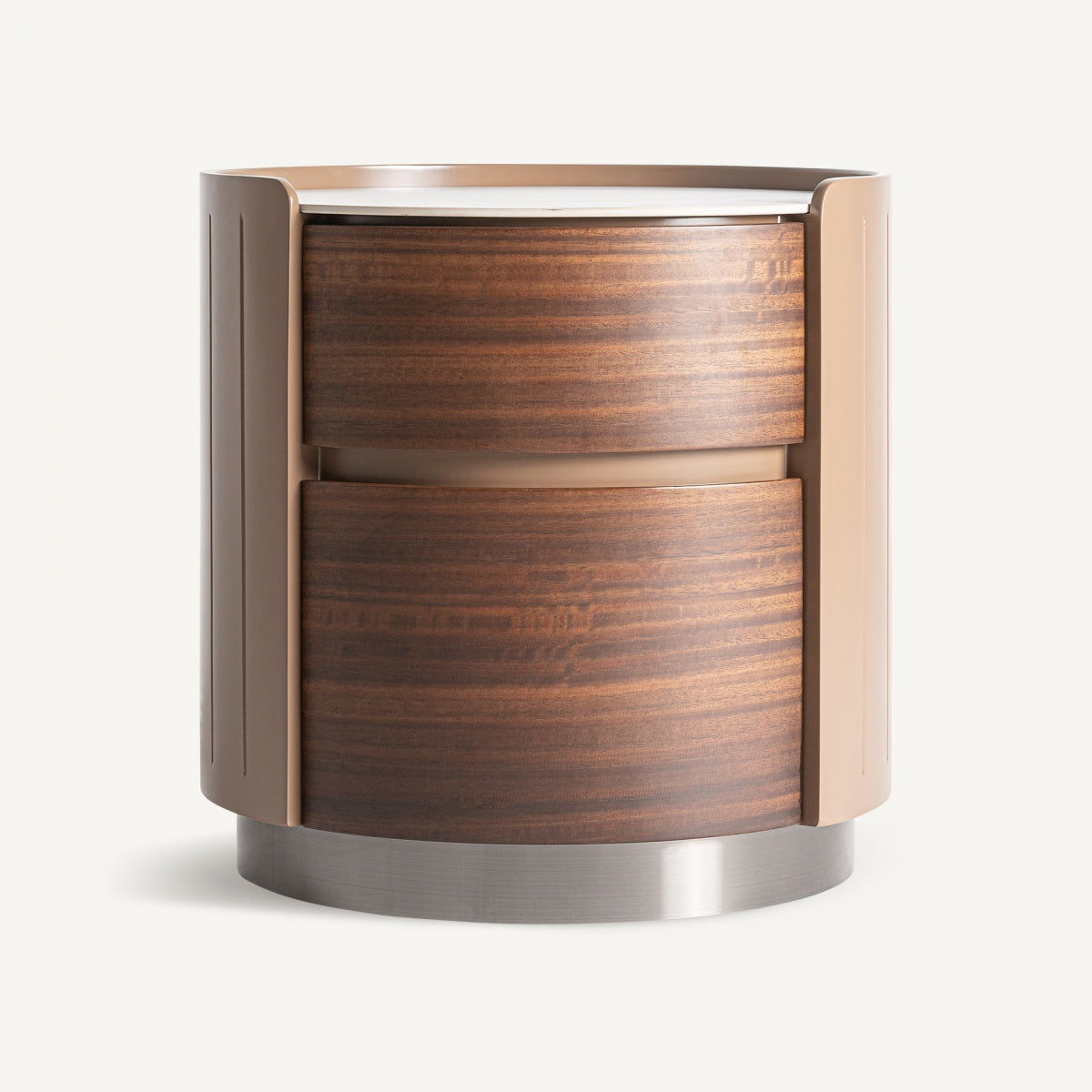 La Mesita de noche redonda en madera y piedra Giswil B es una mesita de noche cilíndrica y moderna con acabado en madera y detalles metálicos, que cuenta con un cajón central para almacenamiento, mostrando una decoración cuidada.
