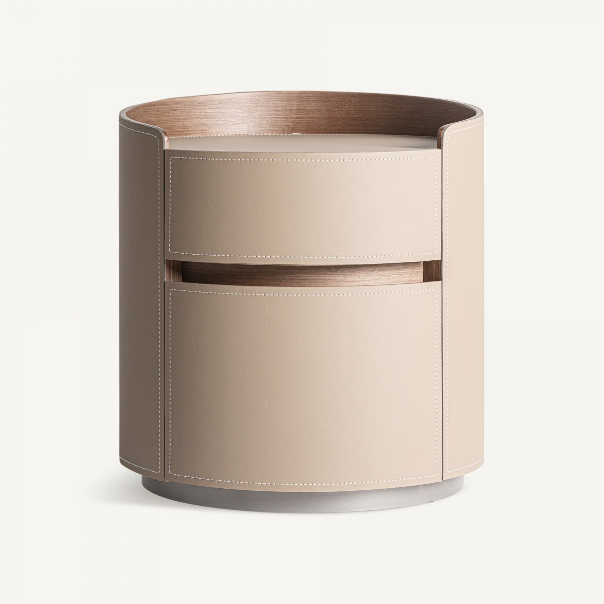 La mesita de noche de madera contrachapada art déco Kandern presenta un diseño redondo en beige y un acabado elegante, que evoca un estilo art déco. Fabricada en contrachapado fino, ofrece un cajón y un estante inferior abierto para una elegancia atemporal.