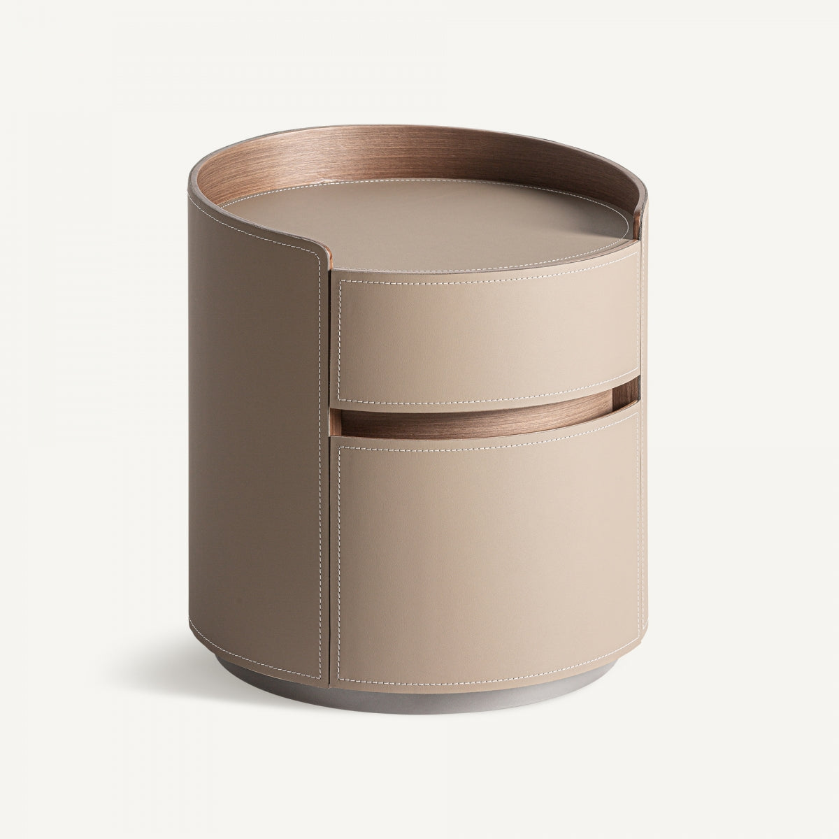 Una mesita de noche redonda en madera contrachapada Art Déco de color beige de Kandern presenta dos cajones y detalles de molduras de madera, sobre un fondo blanco liso.