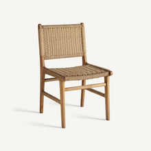  La silla de comedor en madera de teka Vaduz es una silla de madera con asiento y respaldo tejidos en color marrón claro, elaborada con madera de teka de alta calidad y presentada sobre un fondo blanco liso, mostrando un elegante diseño artesanal.