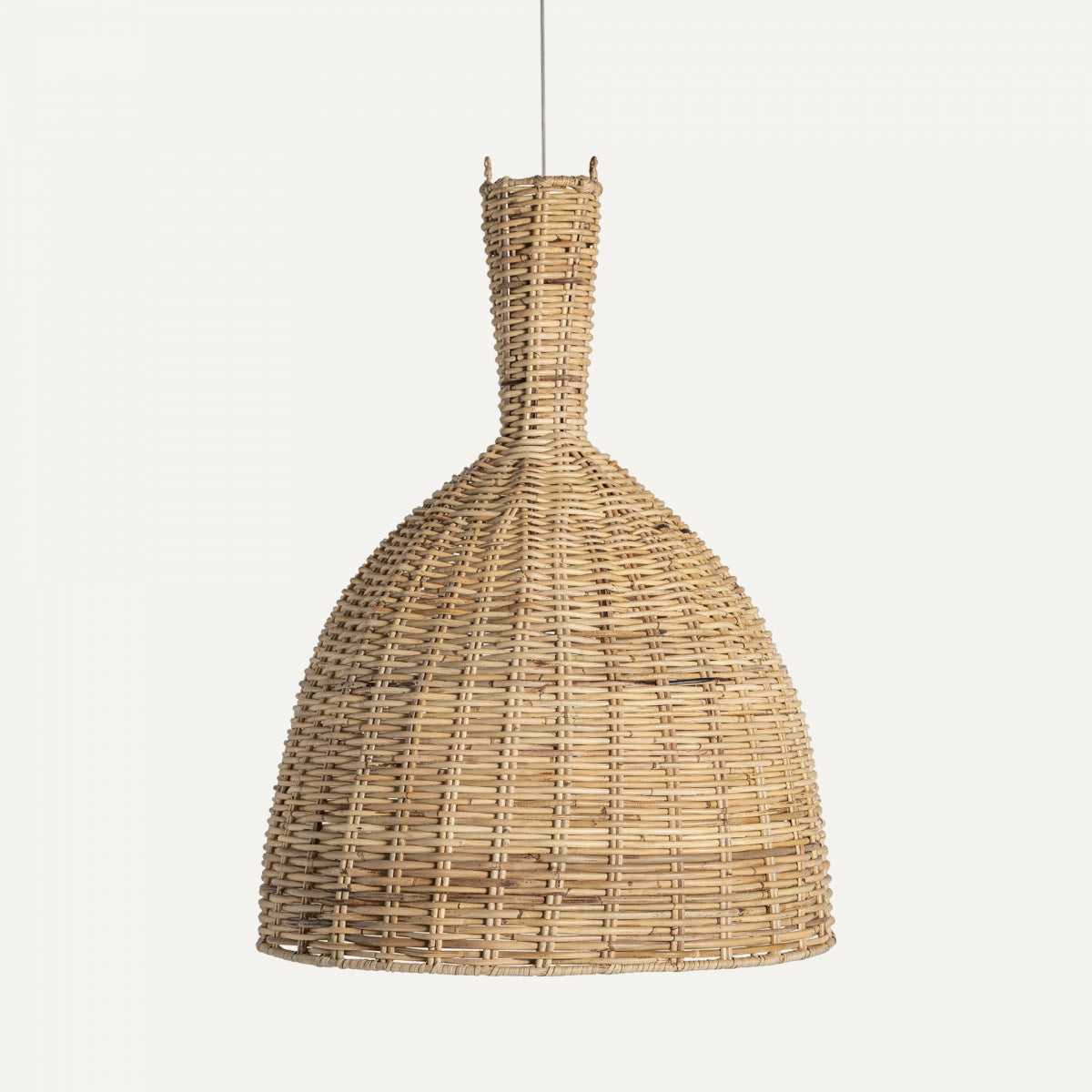 Realza tu espacio con la Lámpara colgante de ratán estilo bohemio chic, con un diseño tejido en forma de campana suspendido de un solo cordón. Es perfecta para añadir una elegante iluminación interior.