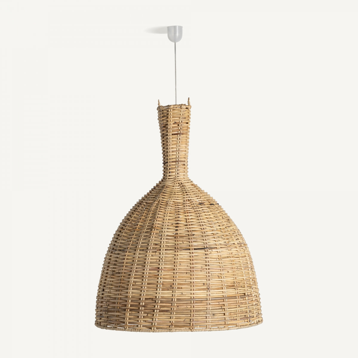 La Lámpara colgante en ratán boho Chic con tapa cónica cuelga elegantemente de un aplique de techo blanco, creando una iluminación interior perfecta.