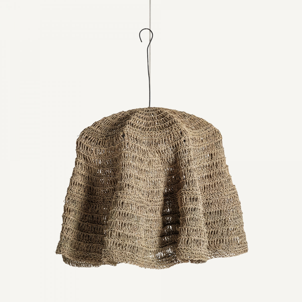 La lámpara colgante en fibra natural boho 67, elaborada a partir de un material texturizado similar a la arpillera, cuelga elegantemente de un solo alambre negro delgado sobre un fondo blanco liso.