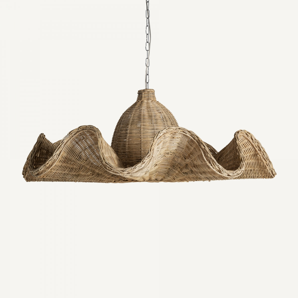 La lámpara colgante en ratán boho 68 presenta una cúpula central y bordes ondulados, colgando de una cadena con un diseño de mimbre ondulado, irradiando encanto boho.