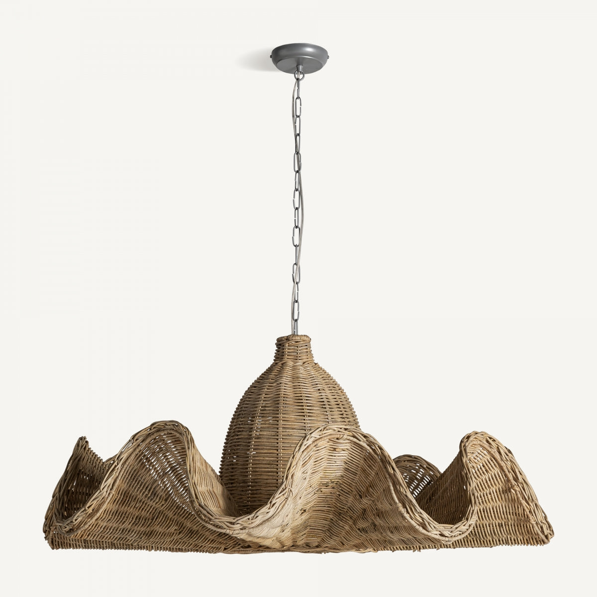 La lámpara colgante en ratán boho 68 presenta un diseño de mimbre tejido con bordes ondulados, colgando de una cadena para resaltar su artesanía natural y artística.