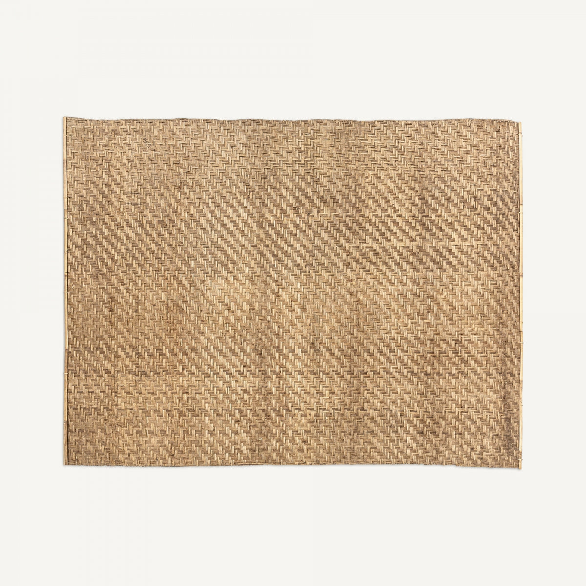 El panel decorativo en fibra natural león, de forma rectangular y expuesto sobre fondo blanco, es ideal para aportar un toque de diseño boho a cualquier espacio.