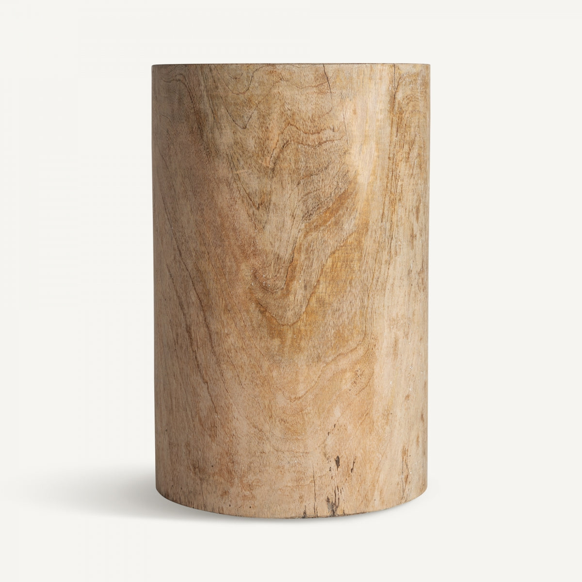 Un tronco de madera cilíndrico con un acabado liso de color marrón claro y patrones de vetas naturales que recuerdan al diseño étnico evoca el encanto rústico de un Taburete bajo en madera suar artesanal Guelma.