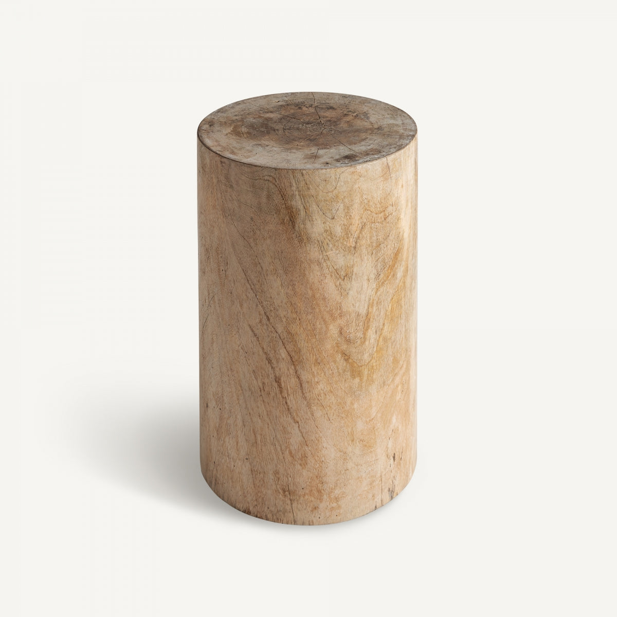 Un Taburete bajo en madera suar artesanal Guelma, cilíndrico con una superficie lisa y un patrón de vetas naturales, se encuentra sobre un fondo blanco liso.