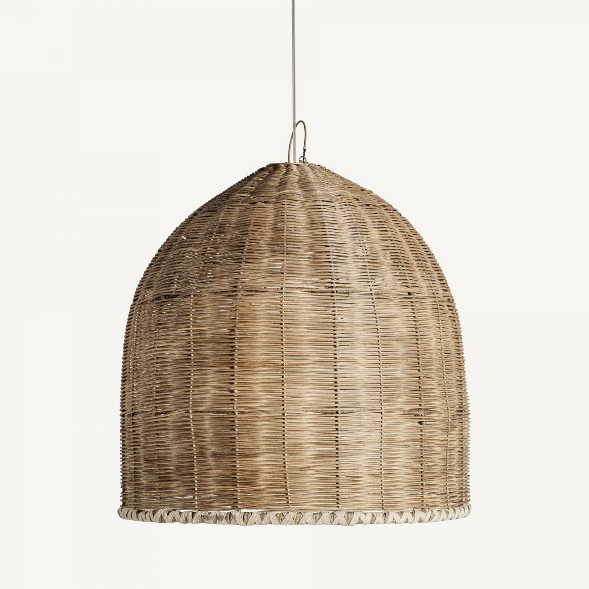 La Lámpara colgante en ratán boho 57, una lámpara tejida en forma de cúpula en color natural, que muestra un diseño artesanal, cuelga de un solo alambre sobre un fondo blanco liso.