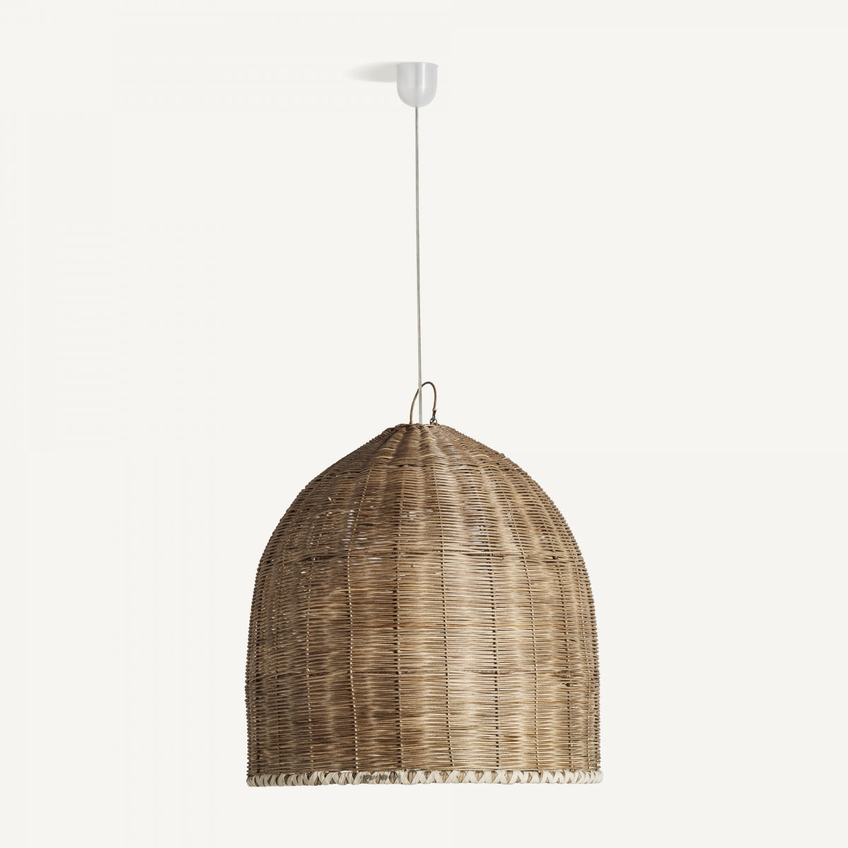 La Lámpara colgante en ratán boho 57, con su diseño en forma de cúpula, cuelga del techo presentando un color marrón natural y un patrón de tejido texturizado que resalta su diseño artesanal.