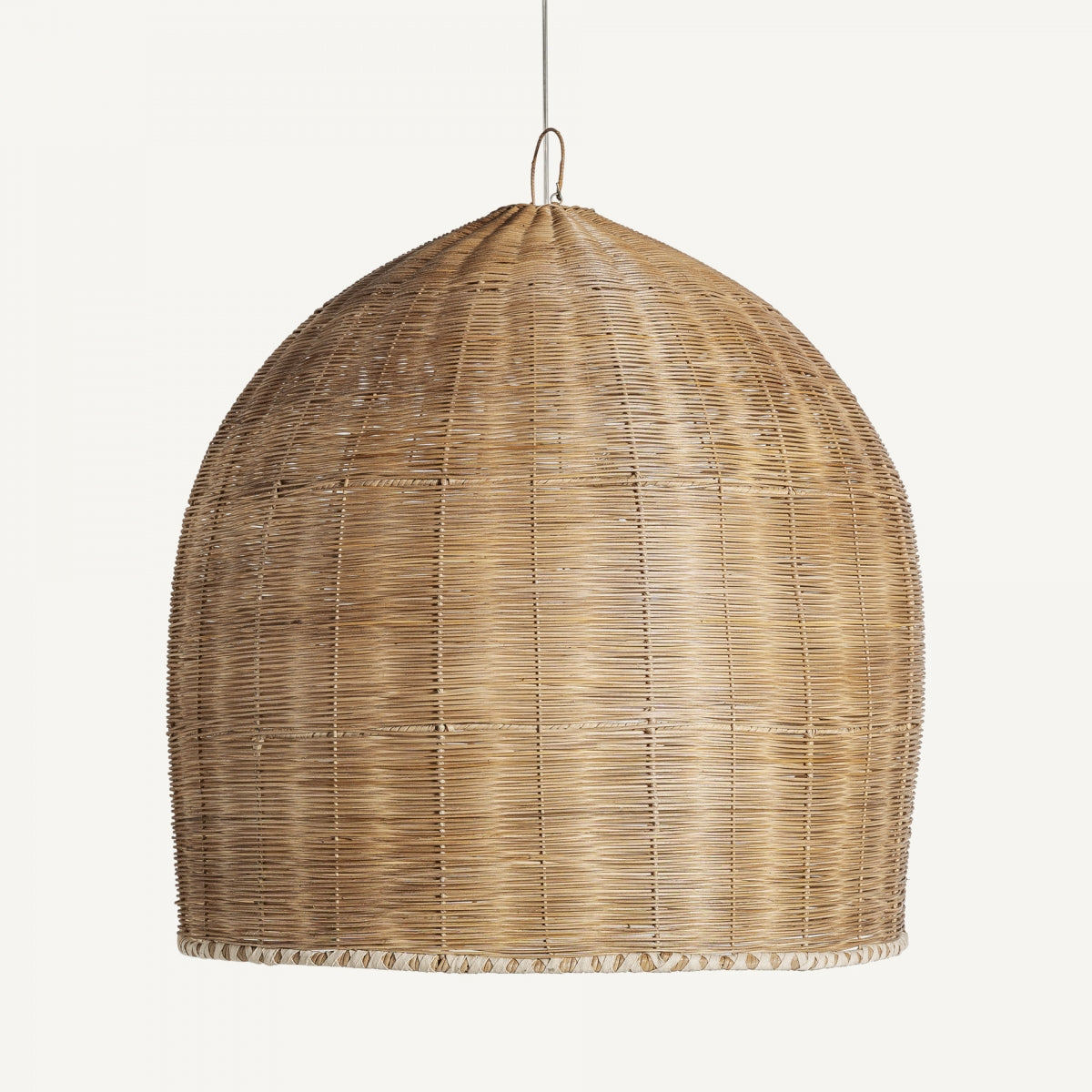 La lámpara colgante en ratán boho Meraki, una gran lámpara en forma de cúpula, cuelga elegantemente sobre un fondo blanco liso, mostrando un exquisito diseño artesanal y exudando un aire boho.