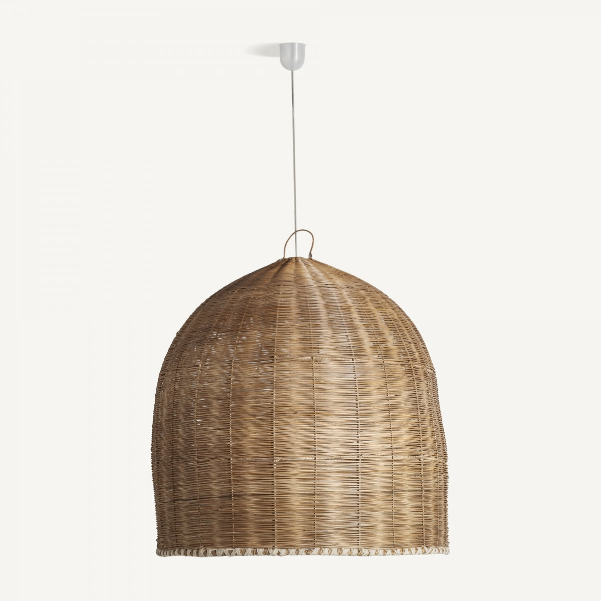 La lámpara colgante en ratán boho Meraki, una lámpara en forma de cúpula con un diseño artesanal, cuelga elegantemente de un soporte de techo blanco.