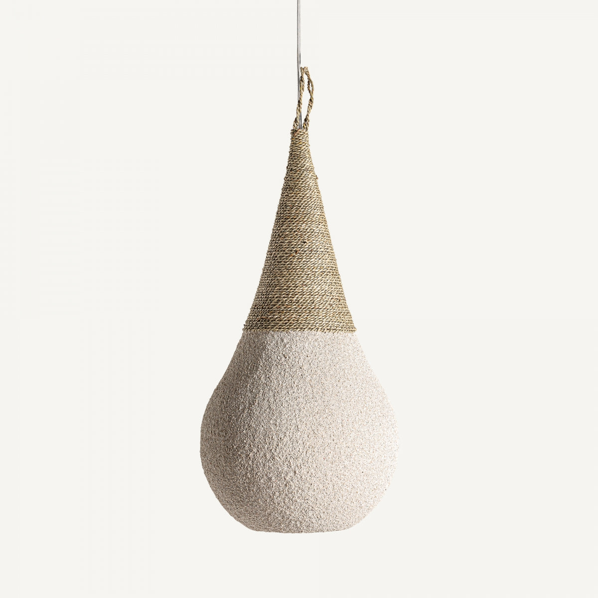 La lámpara colgante en resina y yute Nyland, con forma de gota, combina una base texturizada blanca y parte superior de fibra natural tejida, suspendida por cable blanco. Porta luz acogedora y estilo rústico-moderno a cualquier ambiente.