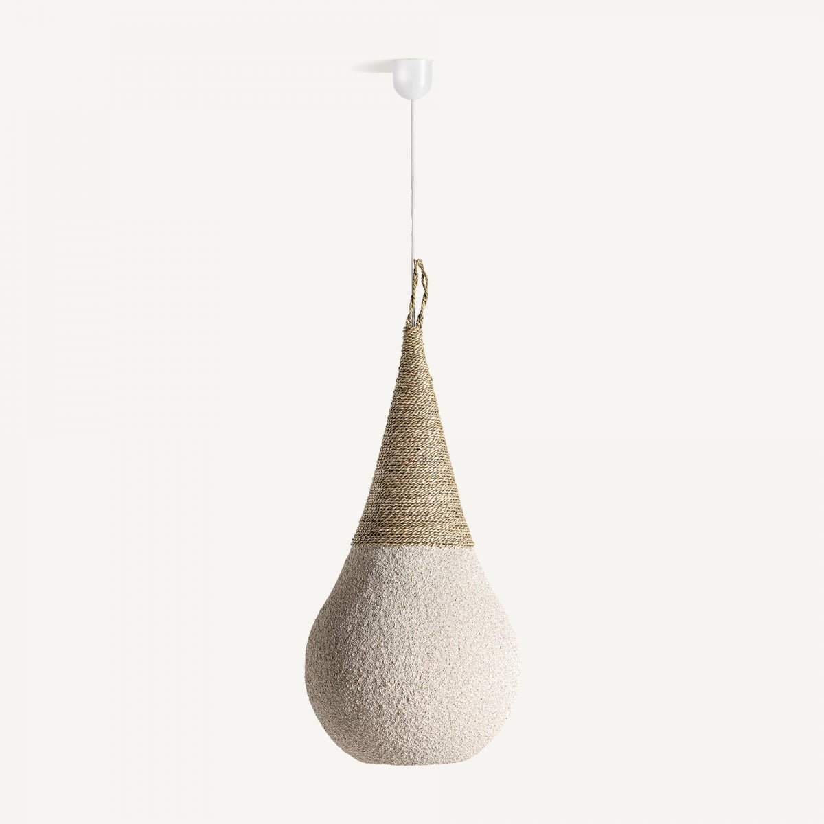 La Lámpara colgante en resina y yute Nyland, con forma de lágrima, acabado crema y beige, textura natural y base blanca, aporta luz acogedora a cualquier espacio con su estilo rústico y moderno.