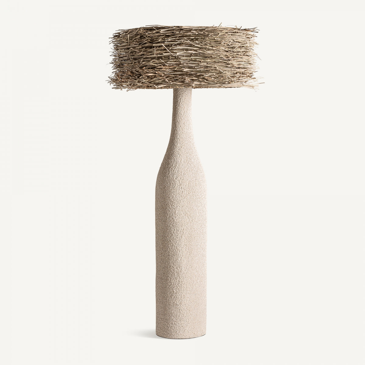 La Lámpara de pie en resina y hierba Nyland destaca por su base cilíndrica, pantalla ancha tejida y diseño beige texturizado, ideal para decoración moderna y aportar un toque único a cualquier ambiente.