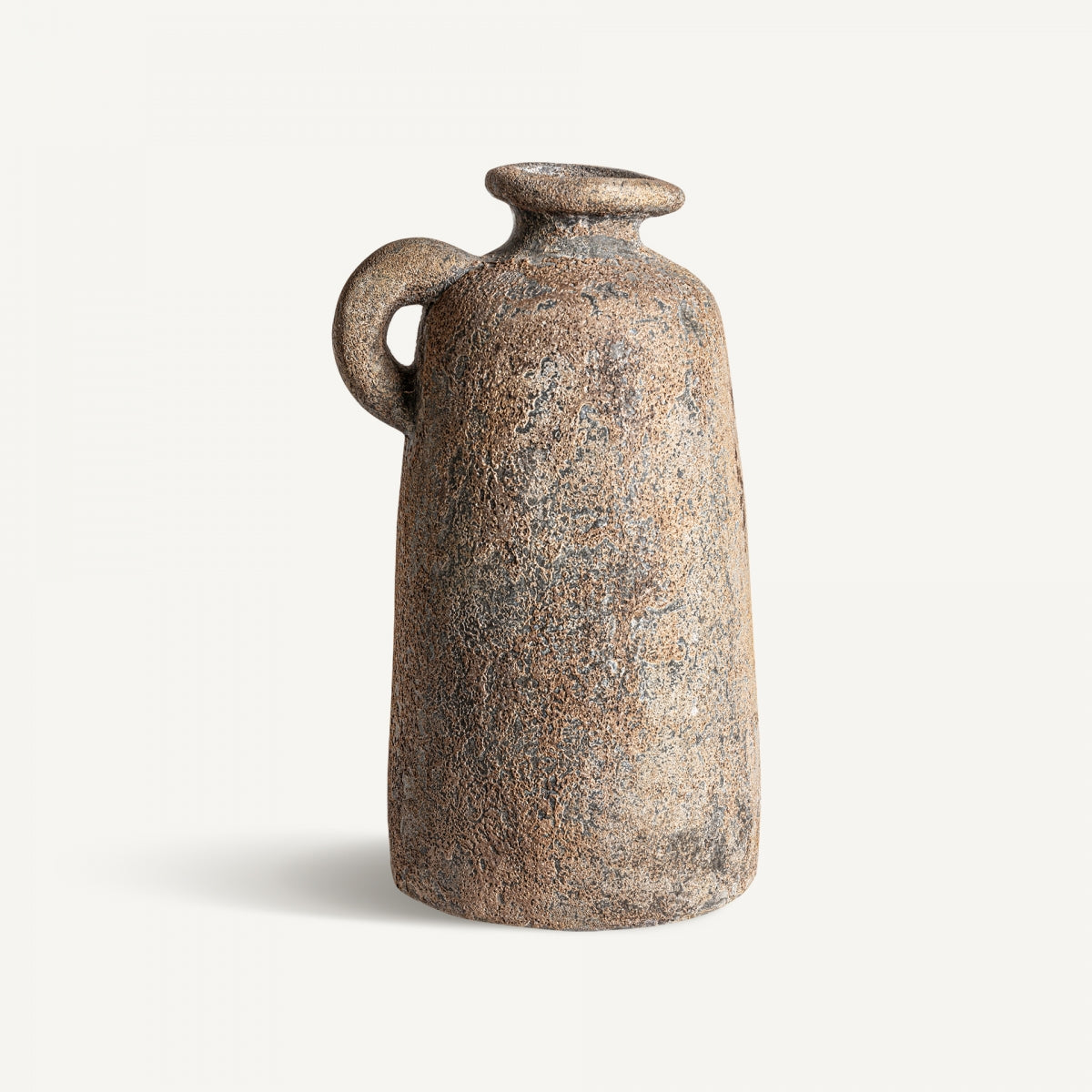 El Jarrón de cerámica marrón Helen, con acabado tipo piedra, como único y cuello estrecho, destaca sobre fondo blanco y aporta un toque de encanto vintage a cualquier espacio.