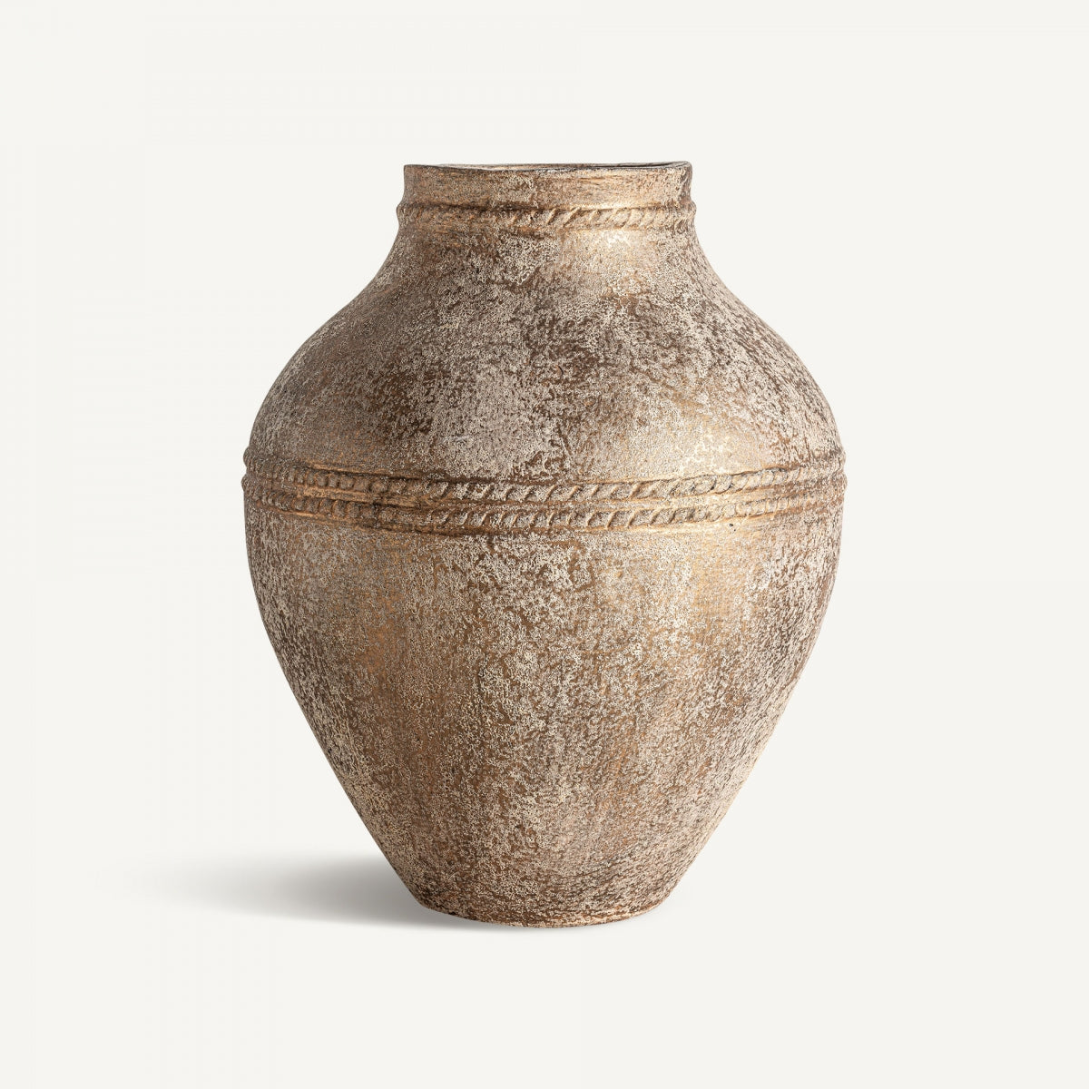 La Tinaja en cerámica marrón Kellashe tiene acabado texturizado y envejecido, cuerpo redondeado, cuello estrecho y una banda decorativa central, presentada sobre fondo blanco.