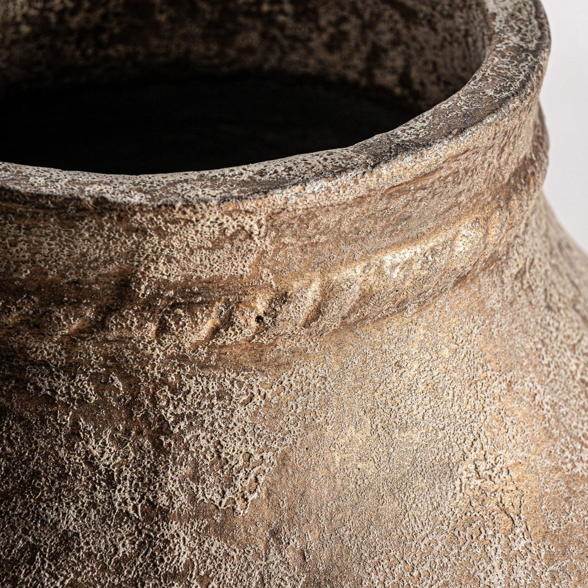 Primer plano del borde texturizado y la parte superior del cuerpo de la Tinaja en cerámica marrón Kellashe, destacando su cerámica artesanal rústica y estilo vintage con una superficie rugosa y terrosa.
