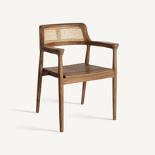  La silla de comedor de madera de teka y ratán Chanac presume de un diseño minimalista con respaldo de caña tejida y apoyabrazos sencillos, elaborados con hermosa madera de teca. Su elegancia brilla sobre un fondo blanco inmaculado, evocando sutilmente la estética Art Déco.